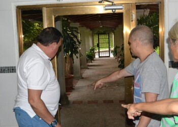 Alcalde recorrió junto a los vecinos las zonas dañadas por la GNB la noche del lunes.
