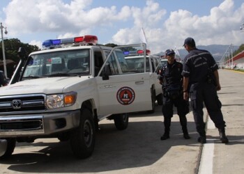 Autoridades piden precaución al conducir bajo la lluvia