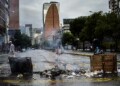 Desde primera hora, pequeños grupos de manifestantes colocaron cuerdas, piedras, troncos y basura en las calles