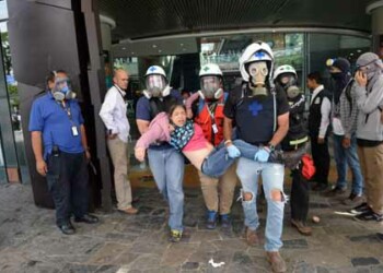 40 HERIDOS POR LACRIMÓGENAS EN EL SAMBIL. Médicos de la Cruz Verde prestaron los primeros auxilios a las personas afectadas por los gases lacrimógenos en el día de ayer en el centro comercial ubicado en Chacao.