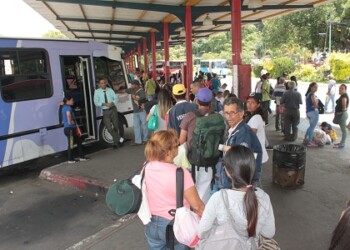 En Los Teques transportistas trabajan en horarios para “rendir los cauchos”