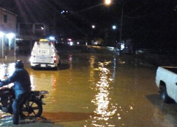Río San Pedro se desbordó inundando avenida Víctor Baptistas en dos puntos