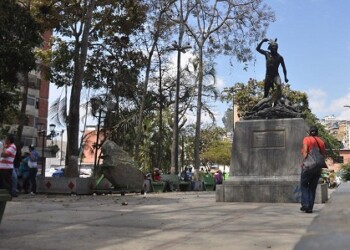 En completa desidia está la plaza Guaicaipuro en Los Teques. Foto: Deysi Peña