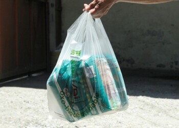 Largas colas en un supermercado de San Antonio para comprar dos  paquetes de pañales. Foto: Deysi Peña