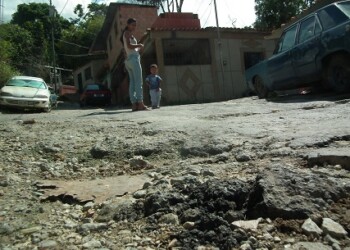 Vialidad en Ramo Verde está destrozada. Fotos: Irbel Useche
