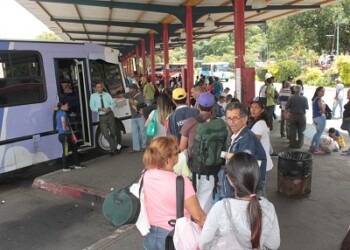Trabajadores de la economía informal de la terminal  preocupados por la inseguridad. Foto: Deisy Peña