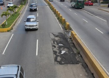 Huecos, fallas de borde y derrumbes minan la Panamericana.