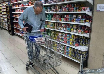 Una familia de 5 personas necesita casi 50 sueldos mínimos para cubrir la canasta básica. Foto: Deisy Peña