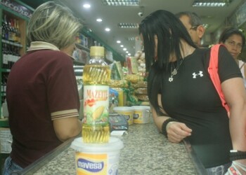 Larga cola para comprar un aceite pequeño y mantequilla. Foto: Deisy Peña