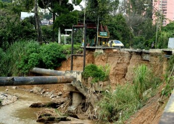Muy deteriorado el puente  Aramburú. Foto: Deysi Peña