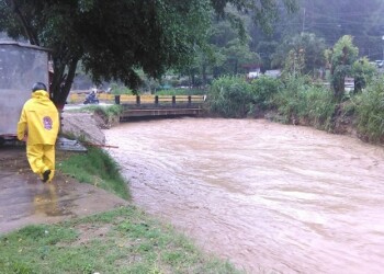 Río San Pedro se desbordó durante las primera horas de lluvias.