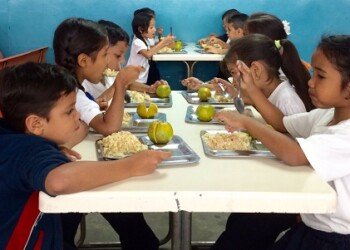 Alumnos de 86 planteles se beneficiarán con el programa Escuelas Solidarias
80 pequeños de diferentes edades reciben alimentos de lunes a viernes