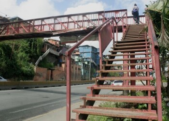 Pasarela de los Nuevos Teques está a punto de colapsar.  Foto: Deysi Peña