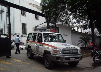 El cuerpo fue dejado al lado del vehículo