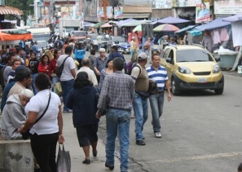 El centro de la ciudad está minado de buhoneros