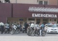 Moto cayó en un hueco y derraparon