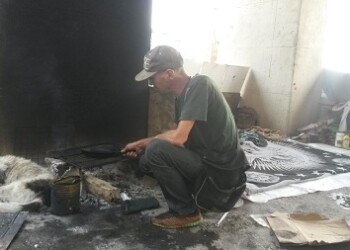 Cocinan en un fogón y duermen en una colchoneta en el piso.