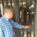 Alcalde recorrió los edificios afectados durante represión del domingo.