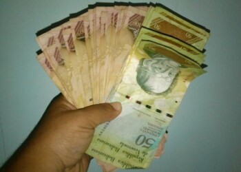 Largas colas se registran en cajeros para “exprimirlos”