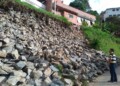 Hace dos semanas, debido a las filtraciones en el muro de gavión se deprendieron las piedras que obstaculizan el 75% de la vía