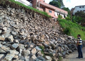 Hace dos semanas, debido a las filtraciones en el muro de gavión se deprendieron las piedras que obstaculizan el 75% de la vía