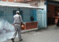 En El Bosque realizaron la abatización consiste en la aplicación de un producto químico en los almacenamientos de agua, para impedir la proliferación de los huevos de los vectores