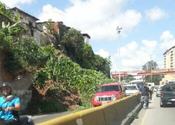 Alcaldía de Carrizal retiró toneladas de tierra de la arteria vial