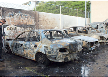 Extraoficialmente una bomba molotov provocó las llamas que afectaron tres automóviles que estaban estacionados a las afueras del medio de comunicación.