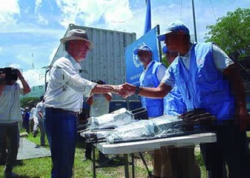 Santos, que estaba en mangas de camisa y sombrero, puso candado al contenedor con los últimos fusiles que recibió la misión de Naciones Unidas. 