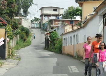 Vecinos del sector La Cruz se quejaron del mal servicio de transporte Foto: Deysi Peña