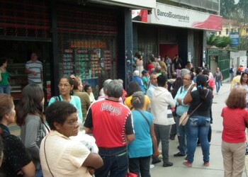 Cada mes los pensionados realizan largas colas para cobrar Foto: Deysi Peña