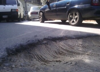 Agua se desperdicia cuatro días en la calle principal de El Vigía Foto: Irbel Useche