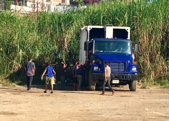Cada tarde se repite la misma escena: niños rodean los camiones en busca de alimentos entre la basura.