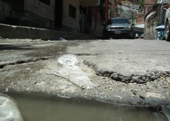 Aguas putrefactas circulan por la calle Ramón Vicente Tovar Foto: Irbel Useche