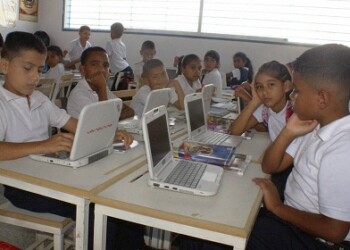Alumnos de la UEE El Nacional requieren de las canaimitas para mejorar el proceso de enseñanza Foto: Deysi Peña