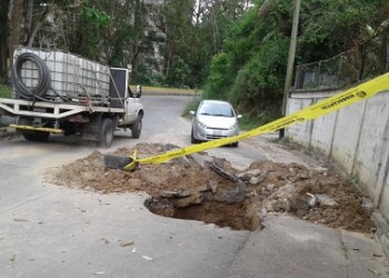 La falta de mantenimiento y atención han causado problemas en las tuberías, provocando así el deterioro de las vías.