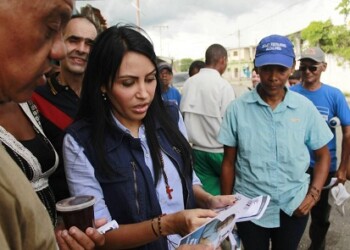 Solórzano recorrió el sector Las Mercedes de Río Chico. Foto: Nathaly González