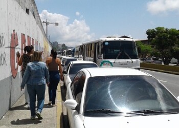 Transportistas se concentraron en las inmediaciones del distribuidor de La Rosaleda.