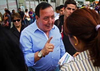 Rodríguez felicitó al abanderado de la alianza Primero Justicia, Voluntad Popular y Acción Democrática “por recibir confianza de los mirandinos para reconstruir a Venezuela”.