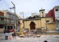 "Son 61 personas que lamentablemente fallecieron", de las cuales 45 en el estado de Oaxaca, 12 en Chiapas y cuatro en Tabasco, dijo el presidente Enrique Peña Nieto desde la ciudad de Juchitán, la más golpeada por el sismo, con 36 de fallecidos hasta ahora. 
AFP