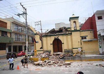 "Son 61 personas que lamentablemente fallecieron", de las cuales 45 en el estado de Oaxaca, 12 en Chiapas y cuatro en Tabasco, dijo el presidente Enrique Peña Nieto desde la ciudad de Juchitán, la más golpeada por el sismo, con 36 de fallecidos hasta ahora. 
AFP