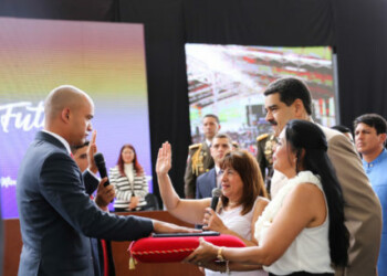 Presidente anunció que para darle mayor “eficacia y eficiencia” al servicio de transporte, le entrega la Misión Transporte a Héctor Rodríguez así como la dirección del tren de los Valles del Tuy y del Metro de Los Teques.