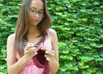 Sara Dolinski es una joven emprendedora que ha logrado tejer trajes de baño para mises venezolanas