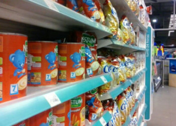 Padres se las ingenian para cubrir las necesidades de alimentación de sus hijos pequeños