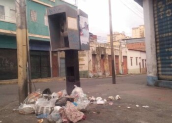 Calle Paéz de Los Teques repleta de basura.