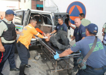 Momento del traslado del secuestrador desde el ambulatorio hacía el HVS.