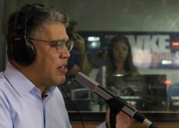 Elías Jaua Milano, en su programa radial Encuentro Popular, en donde participó Héctor Rodríguez, gobernador electo del estado Miranda.