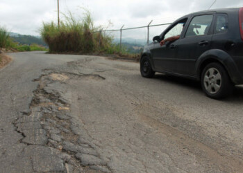 Vialidad destruida en la capital mirandina.