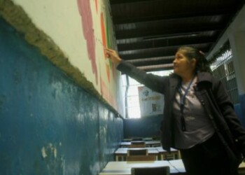 Cayó rama de árbol en plantel Manuela Sáenz
