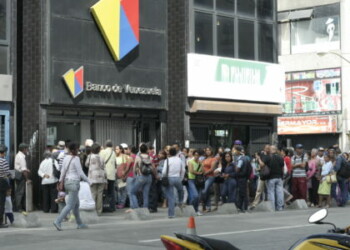 Largas colas en los bancos tequeños para sacar efectivo.